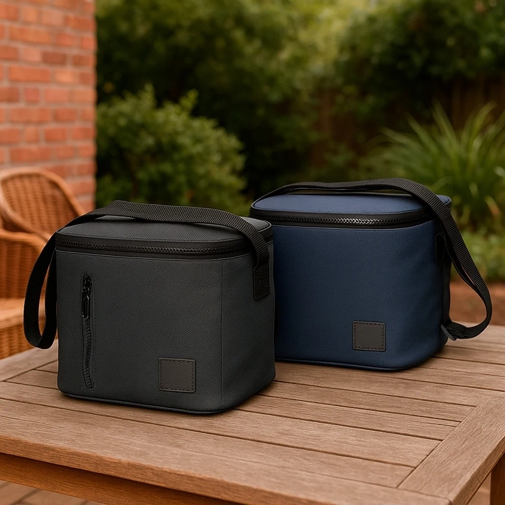 Bolsas térmicas Daily preta e azul sobre uma mesa ao ar livre